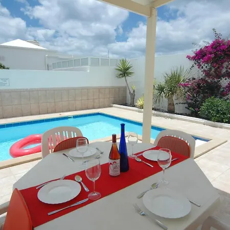 Vila Puerto Del Carmen Sleeps 6 With Pool