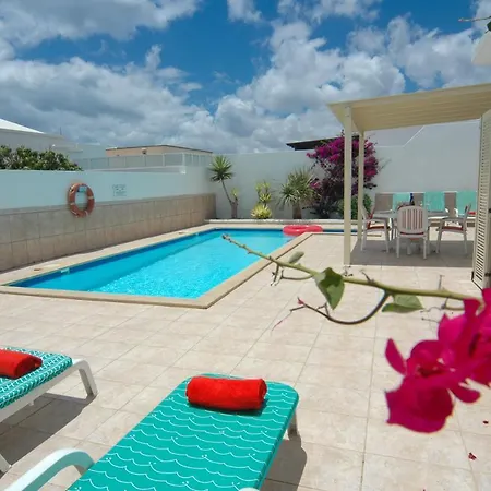 Puerto Del Carmen Sleeps 6 With Pool Vila